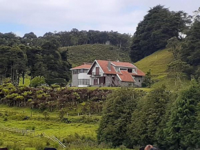 Chácara com Wi-Fi, churrasqueira e lazer em Cunha